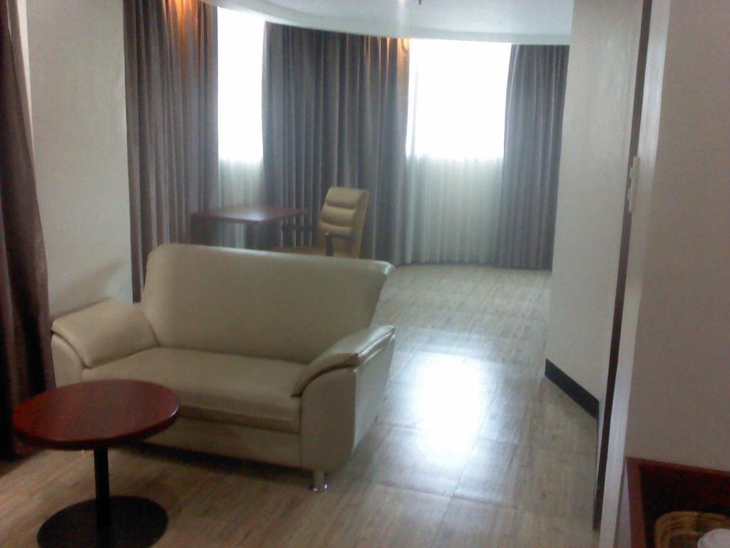 Cherry Midtown Hotel Olongapo Room photo